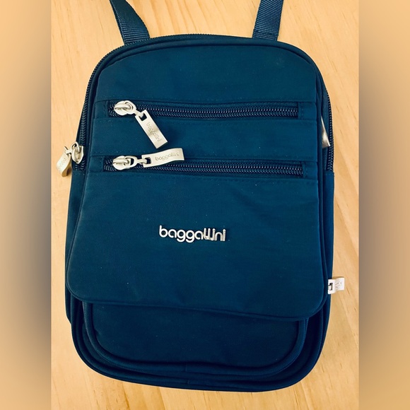 New Baggallini Dark Teal/Navy Crossbody Bag! - Picture 2 of 10